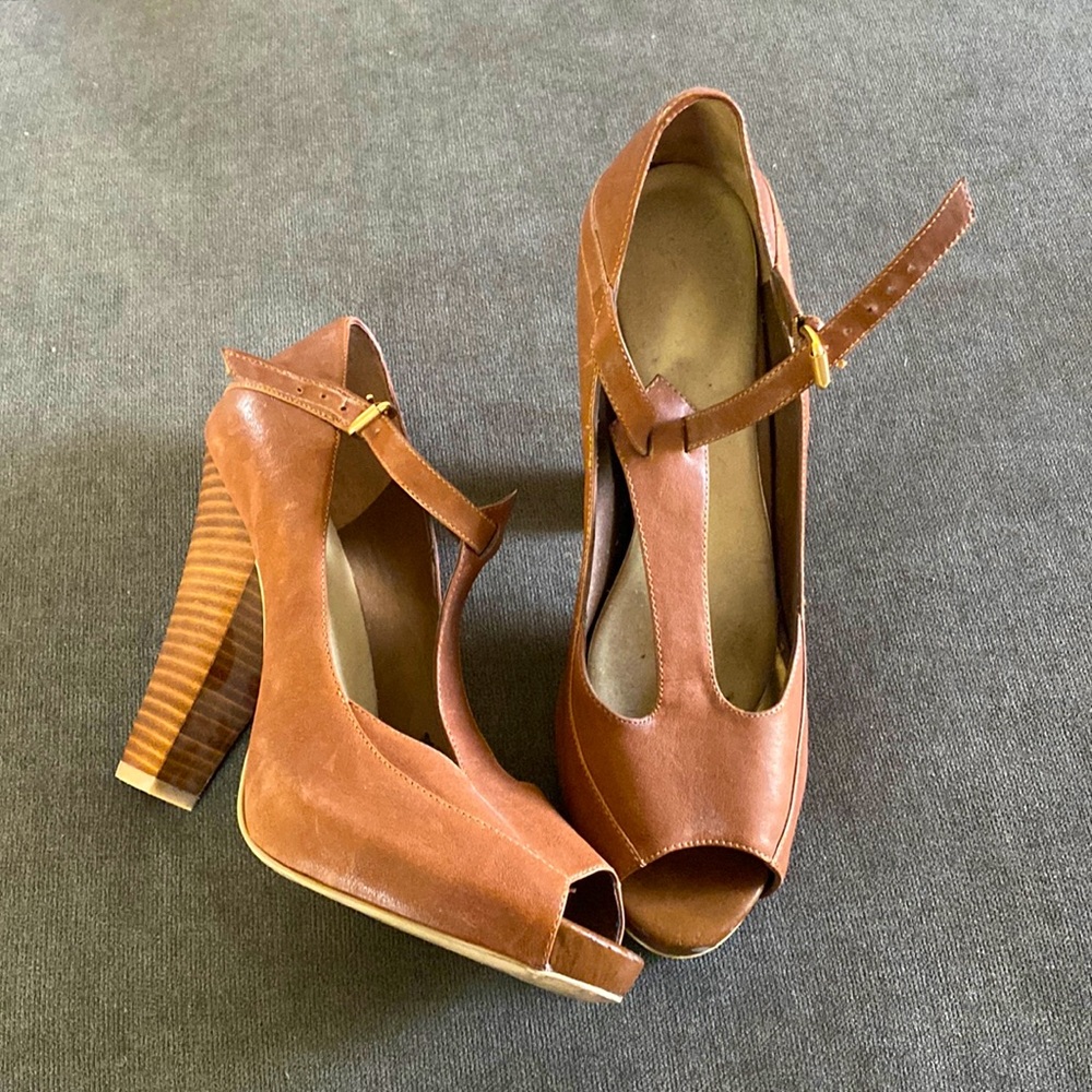 BCBG Cross size 9 leather peep toe